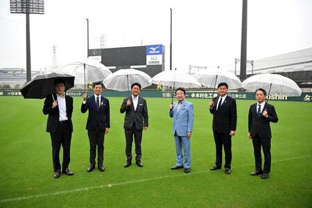 ゼロカーボンベースボールパークを訪問した辻環境副大臣（左から２人目）、青山環境副大臣（同４人目）＝阪神電鉄提供