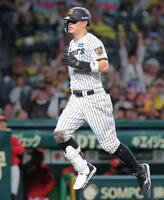 　５回、右前打と広島・野間の失策で一気に生還する佐藤輝（撮影・西田忠信）