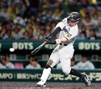 ５回、右前打を放つ佐藤輝（撮影・山口登）