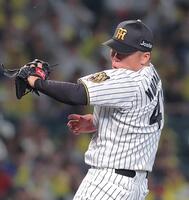 ５回、大盛を投ゴロに仕留める村上（撮影・西田忠信）