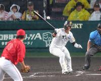 ２回、同点に追いつく適時内野安打を放つ前川（撮影・立川洋一郎）
