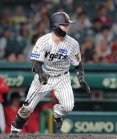 ５回、右前打を放つ中野（撮影・西田忠信）