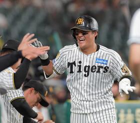 　５回、ソロを放ち笑顔で生還する前川（撮影・西田忠信）