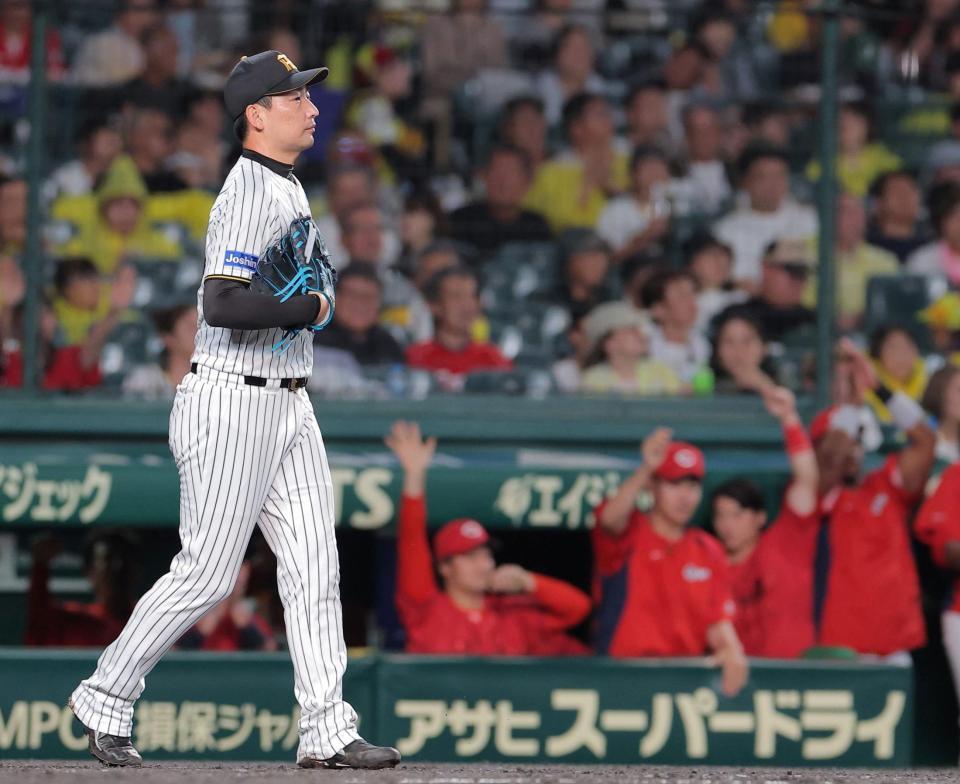 ８回、佐藤啓に適時打を許した岩崎（撮影・西田忠信）