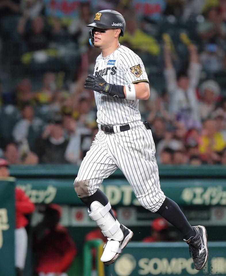 　５回、右前打と広島・野間の失策で一気に生還する佐藤輝（撮影・西田忠信）
