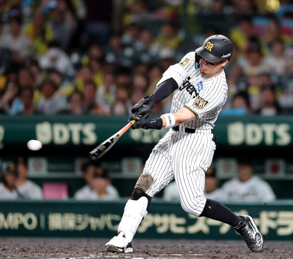 ５回、右前打を放つ佐藤輝（撮影・山口登）
