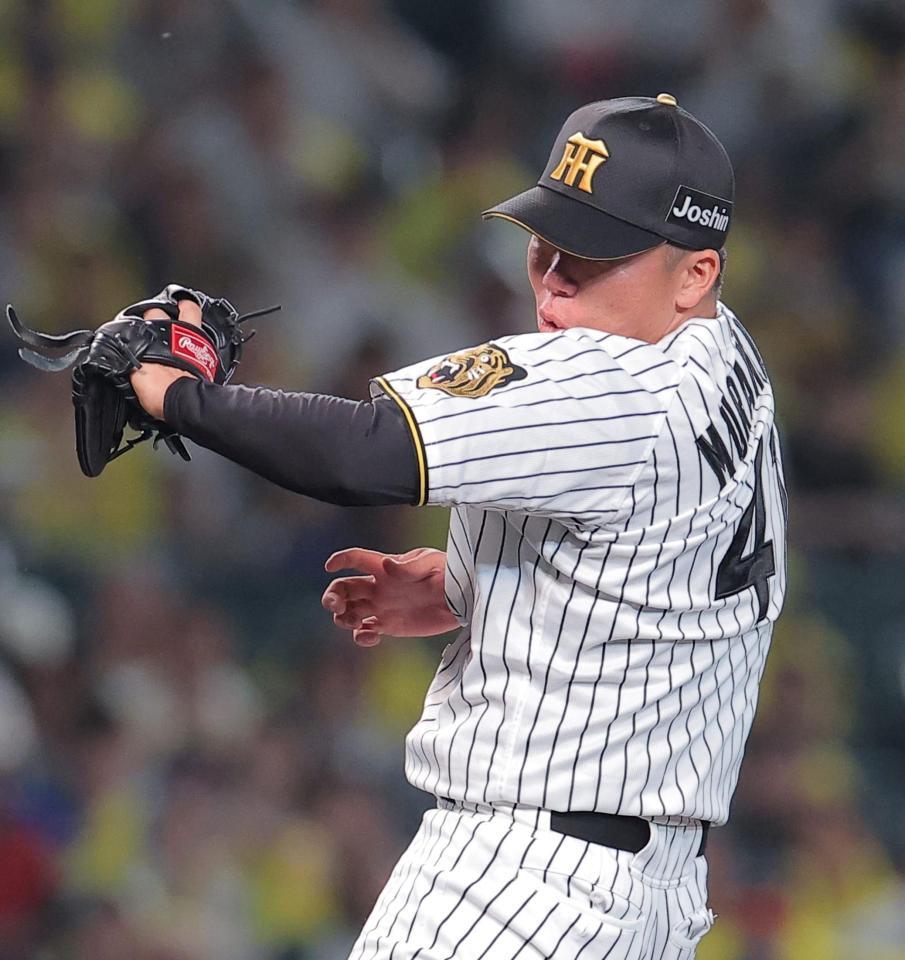 ５回、大盛を投ゴロに仕留める村上（撮影・西田忠信）