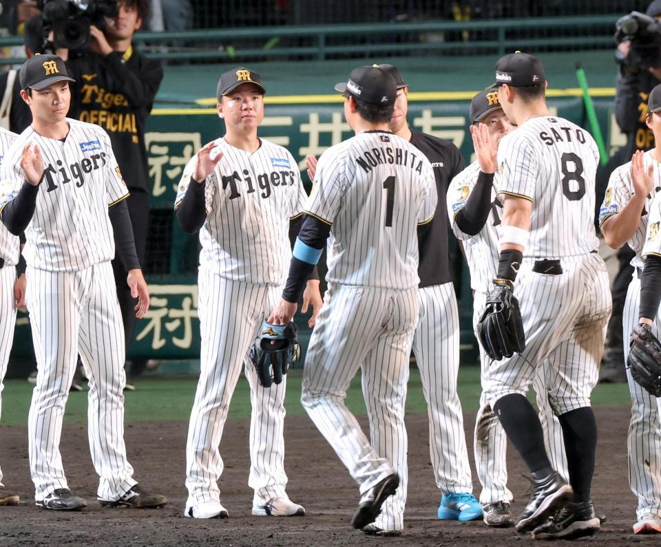 勝利のタッチを交わす村上（左から２人目）ら阪神ナイン（撮影・立川洋一郎）