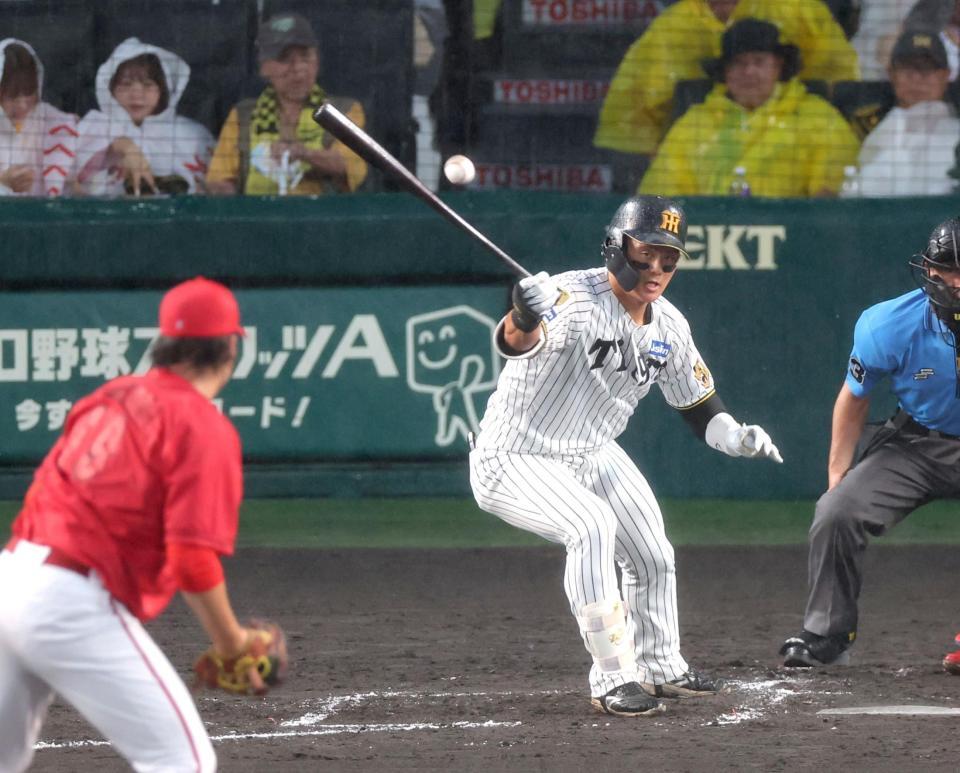 ２回、同点に追いつく適時内野安打を放つ前川（撮影・立川洋一郎）