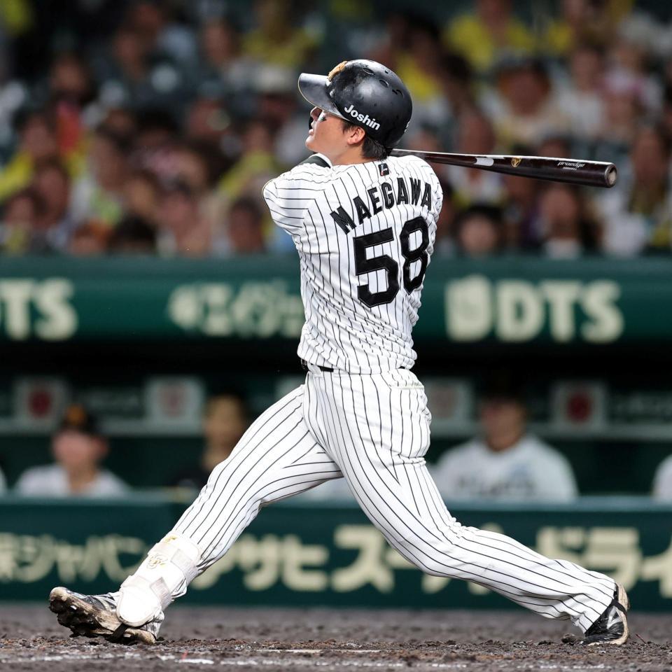 ５回、右越えにソロを放つ前川（撮影・山口登）