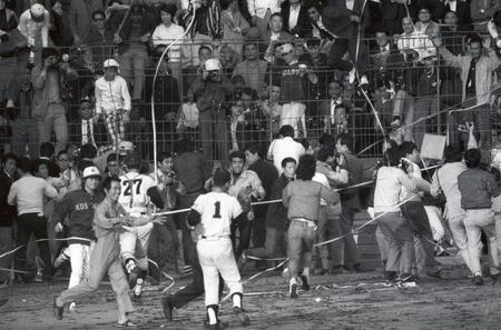 　優勝の懸かった試合を惨敗で巨人のＶ９を許し、ファンがグラウンドになだれ込む＝１９７３年１０月２２日