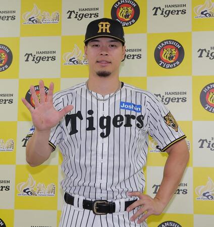 ５度目のオールスター選出が決まりポーズを決める佐藤輝（撮影・西田忠信）