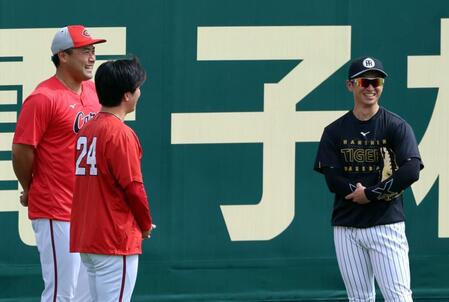 末包（左）、黒原と談笑する近本（右）＝撮影・山口登