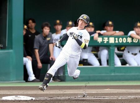 １回、近本は初球をスイングし中飛に倒れる（撮影・山口登）