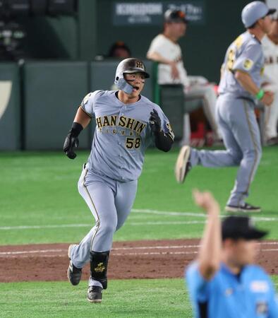 ７回、右越えにソロを放ち叫ぶ前川（撮影・佐々木彰尚）