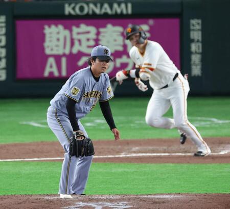 ７回、代打・坂本に左中間への逆転適時打を浴びて、うなだれる高橋（撮影・佐々木彰尚）