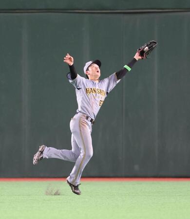 ７回、ティマの中飛を好捕する高寺（撮影・西岡正）