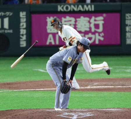 ７回、代打・坂本に左中間打を浴びて、うなだれる高橋（撮影・佐々木彰尚）