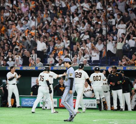 ７回、坂本に逆転打を許し、肩を落とす高橋（撮影・田中太一）