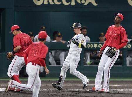 ６回、一塁ゴロに倒れる近本（撮影・山口登）