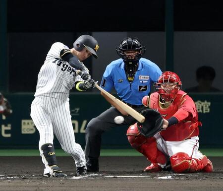 ６回、一塁ゴロに倒れる近本（撮影・山口登）