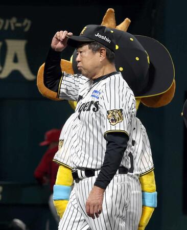 完封負けし、厳しい表情を見せる平田２軍監督（撮影・山口登）