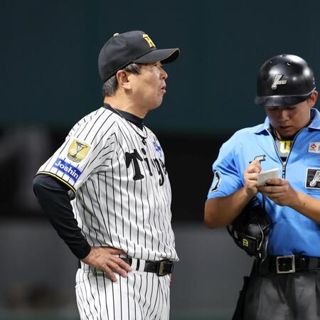 ９回、選手交代を告げる平田２軍監督（撮影・山口登）