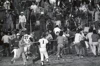 　優勝の懸かった試合を惨敗で巨人のＶ９を許し、ファンがグラウンドになだれ込む＝１９７３年１０月２２日