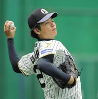 登板に向け調整する高橋（撮影・西田忠信）