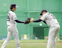 　キャッチボールを終え、グラブタッチをする高橋（左）と下村