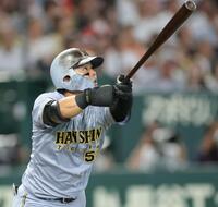 ７回、右越えソロを放つ前川（撮影・西岡正）