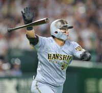 ７回、右越えソロを放つ前川（撮影・西岡正）