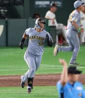 ７回、右越えにソロを放ち叫ぶ前川（撮影・佐々木彰尚）
