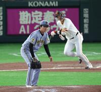 ７回、代打・坂本に左中間への逆転適時打を浴びて、うなだれる高橋（撮影・佐々木彰尚）