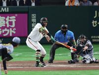 ７回、代打・知念は遊撃にプロ入り初安打を放つ（撮影・佐々木彰尚）