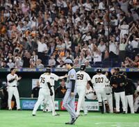 ７回、坂本に逆転打を許し、肩を落とす高橋（撮影・田中太一）
