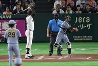 １回、打者・キャベッジの時に三塁に送球する梅野（撮影・佐々木彰尚）