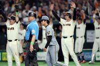 ７回、坂本に走者一掃の逆転打を許す高橋（撮影・田中太一）