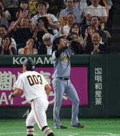 ７回、逆転を許した高橋（撮影・佐々木彰尚）