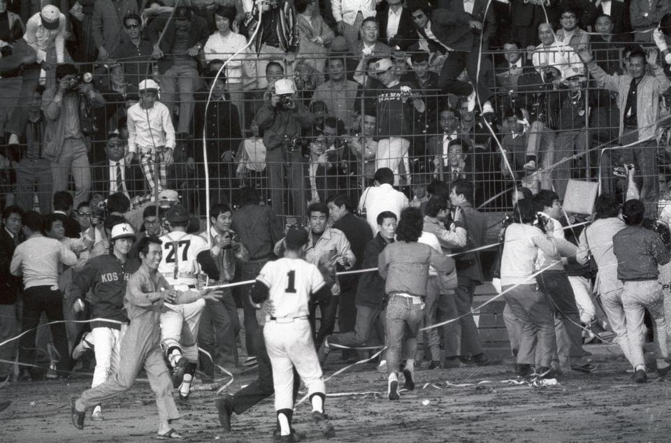 　優勝の懸かった試合を惨敗で巨人のＶ９を許し、ファンがグラウンドになだれ込む＝１９７３年１０月２２日