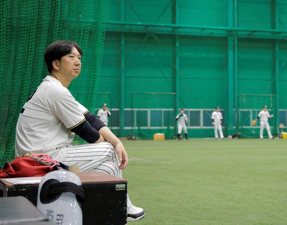 　室内練習を見る藤川監督