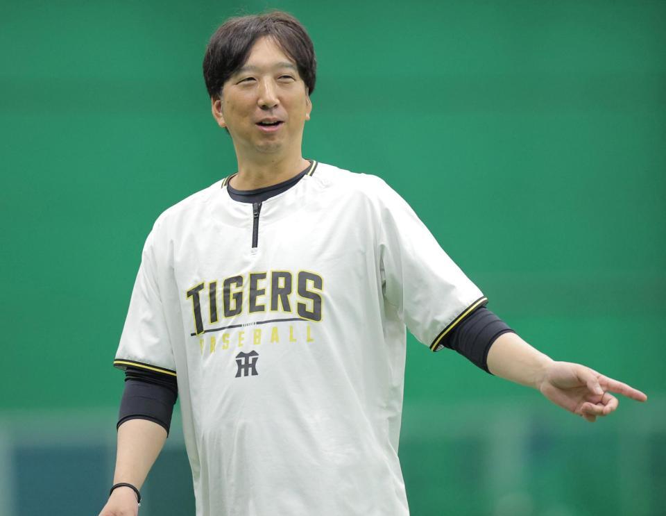 室内での練習を見る藤川監督（撮影・西田忠信）