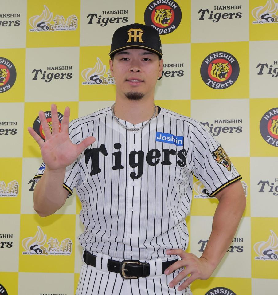 ５度目のオールスター選出が決まりポーズを決める佐藤輝（撮影・西田忠信）