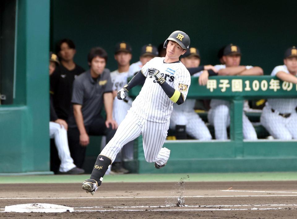 １回、近本は初球をスイングし中飛に倒れる（撮影・山口登）