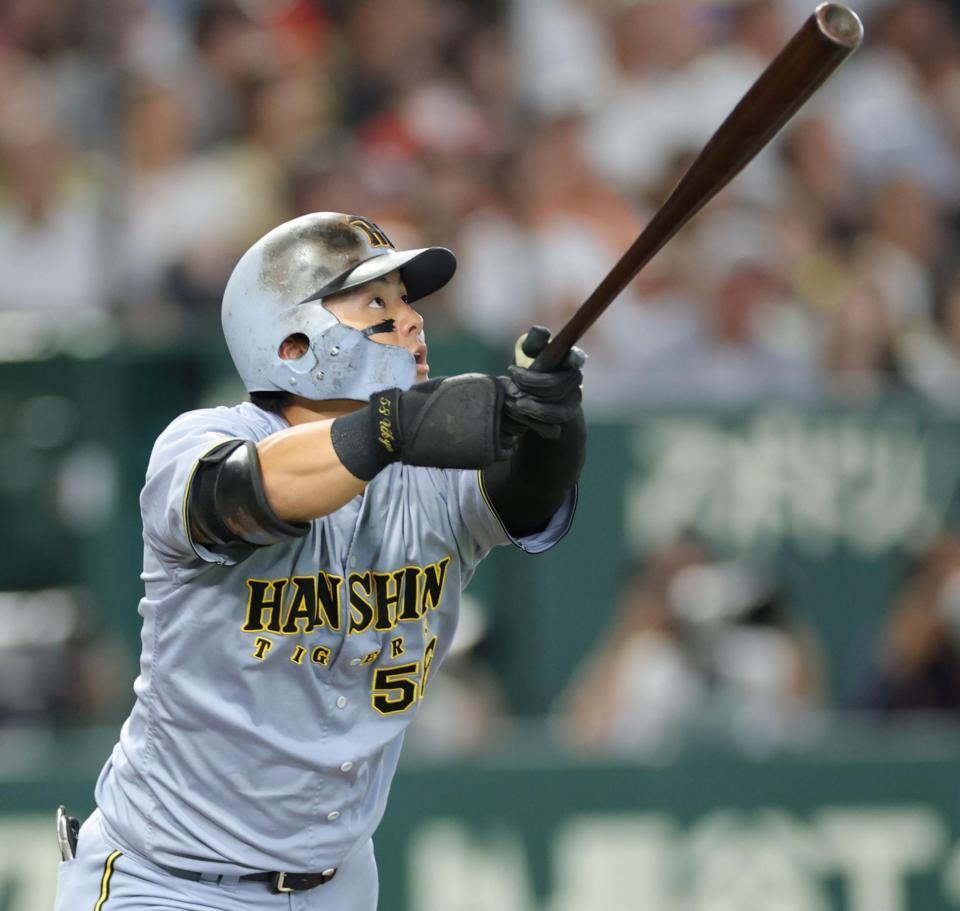 ７回、右越えソロを放つ前川（撮影・西岡正）
