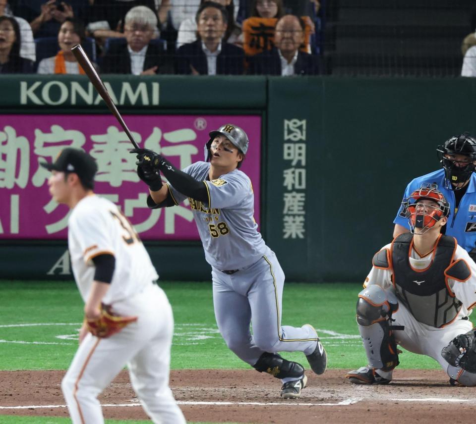 ７回、前川は右越えにソロを放つ（撮影・佐々木彰尚）