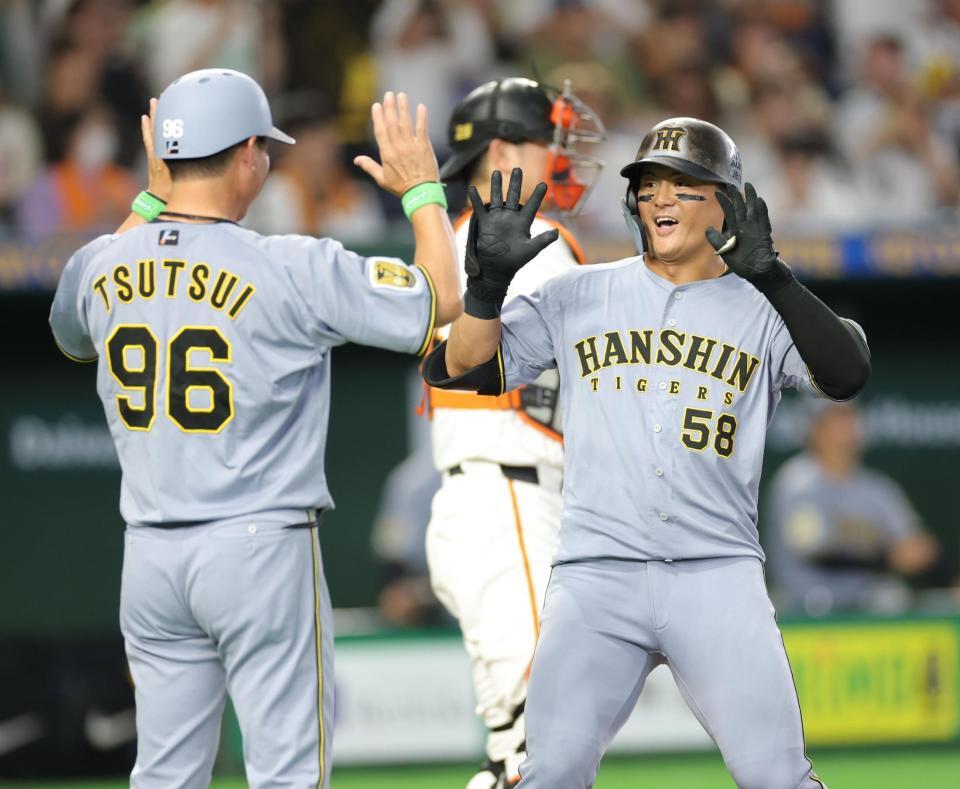 ７回、右越えソロを放ち、生還する前川（撮影・西岡正）