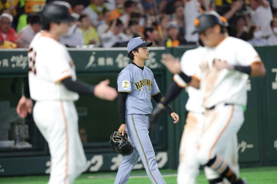 ７回、坂本に逆転二塁打を浴びた高橋（中央）＝撮影・西岡正