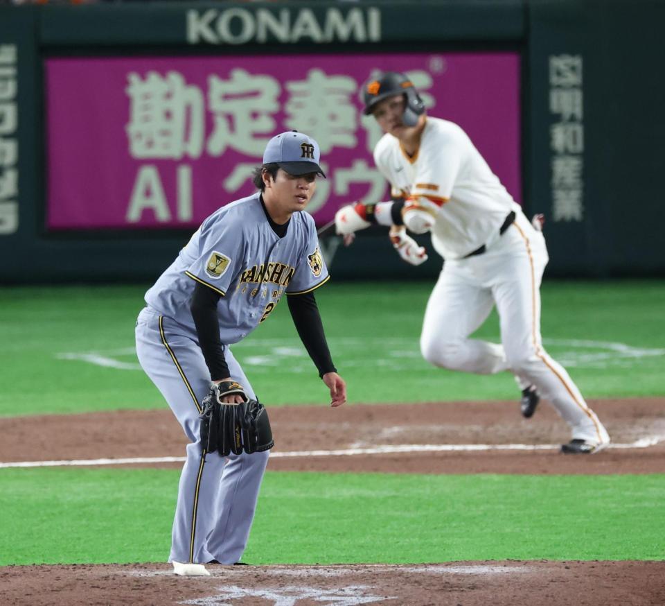 ７回、代打・坂本に左中間への逆転適時打を浴びて、うなだれる高橋（撮影・佐々木彰尚）