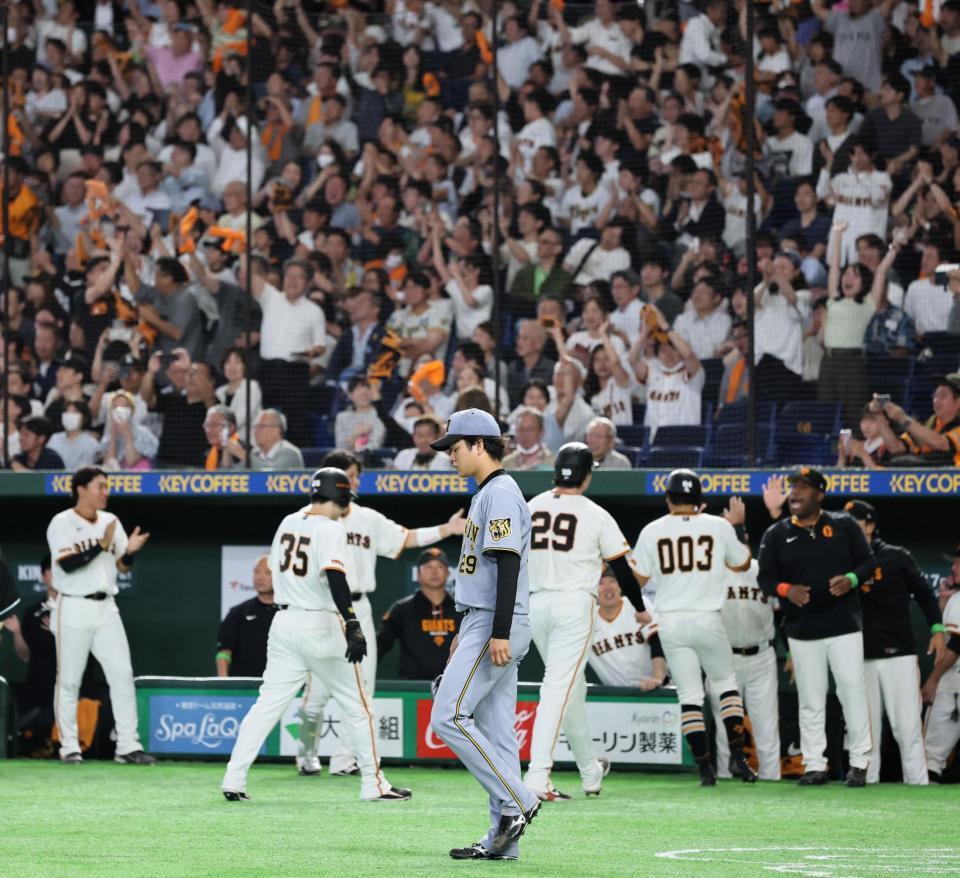 ７回、坂本に逆転打を許し、肩を落とす高橋（撮影・田中太一）